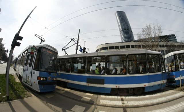 Pasażerowie MPK Wrocław znów muszą liczyć się z ogromnymi utrudnieniami. Znowu nie ma prądu w trakcji.