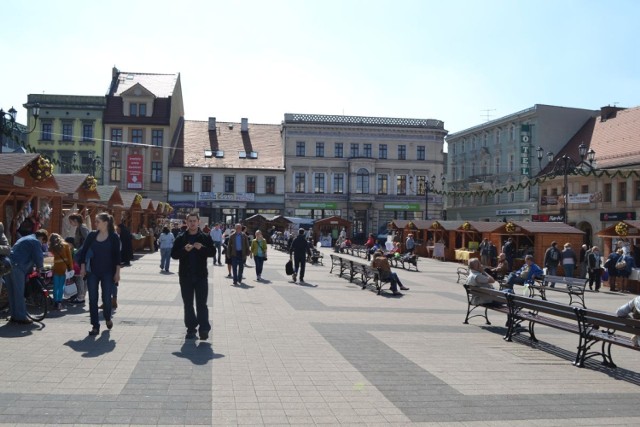 Wraz z otwarciem jarmarku, na rynku pojawiły się tłumy mieszkańców. 
Rybniczanie mieli możliwość wyboru wielu artykułów spożywczych oraz produktów świątecznych.
A dobra pogoda powoduje, że na Rynku zaroiło się od mieszkańców...