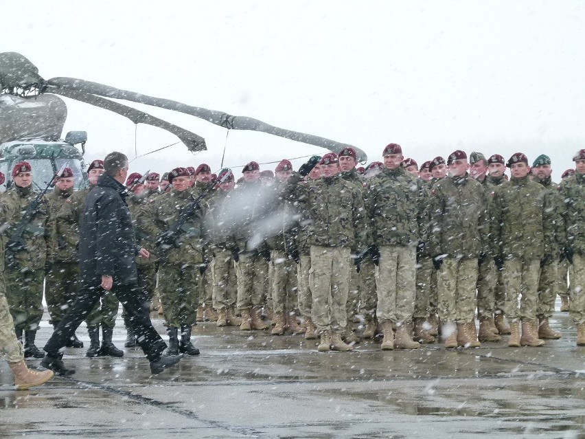 Na lotnisku w Nowym Glinniku pożegnali żołnierzy, którzy lecą do Afganistanu [ZDJĘCIA]