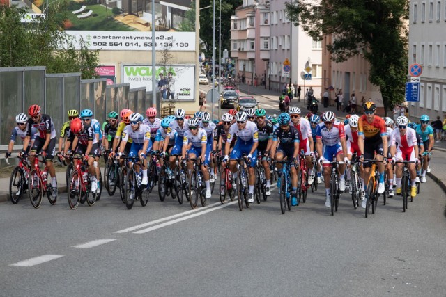 Tour de Pologne. Kolarze na ulicy Spychalskiego w Opolu.