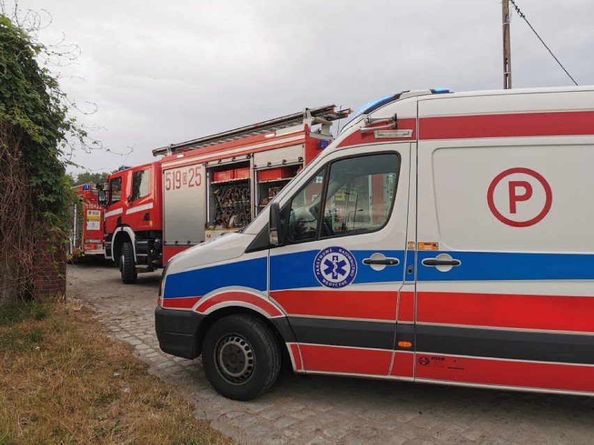 Wybuch i pożar na ul. Wiejskiej w Oleśnicy. Poszkodowana jedna osoba (FOTO)