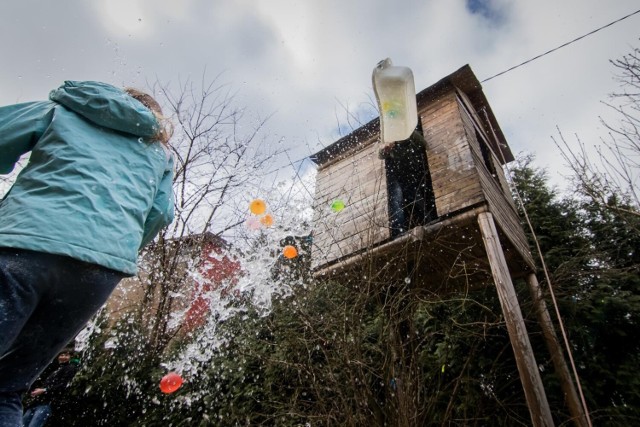 Na filmach tiktokera widzimy, że oblewa ludzi wodą, używając do tego pistoletu