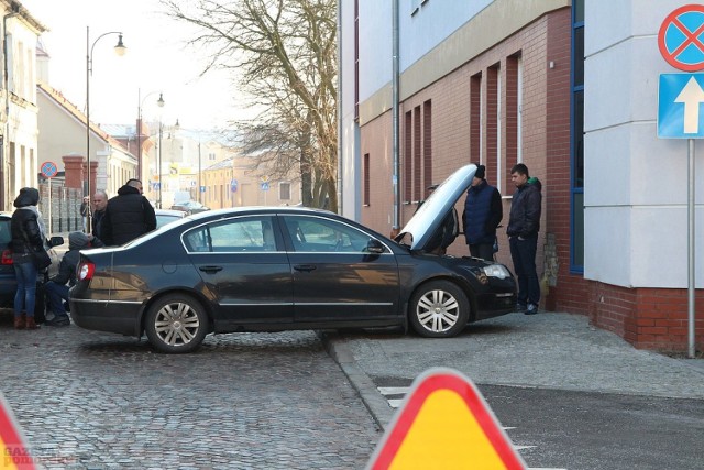 W wyniku zderzenia uszkodzone zostało także volvo zaparkowane przy ul. Łęgskiej. Do szpitala na obserwację odwieziono dziecko, które znajdowało się w jednym z aut.