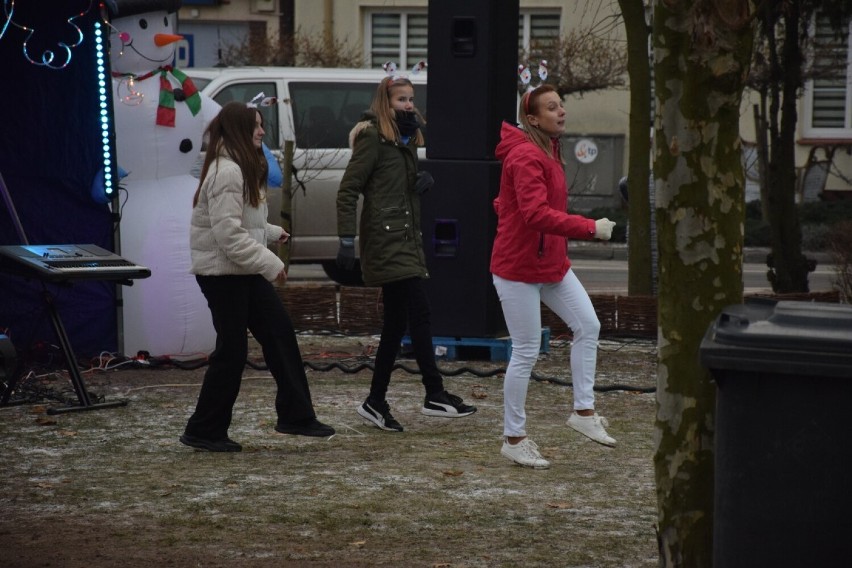 Jarmark Bożonarodzeniowy w Kleczewie. Tańce, śpiewy i żywa szopka na placu Kościuszki [ZDJĘCIA]