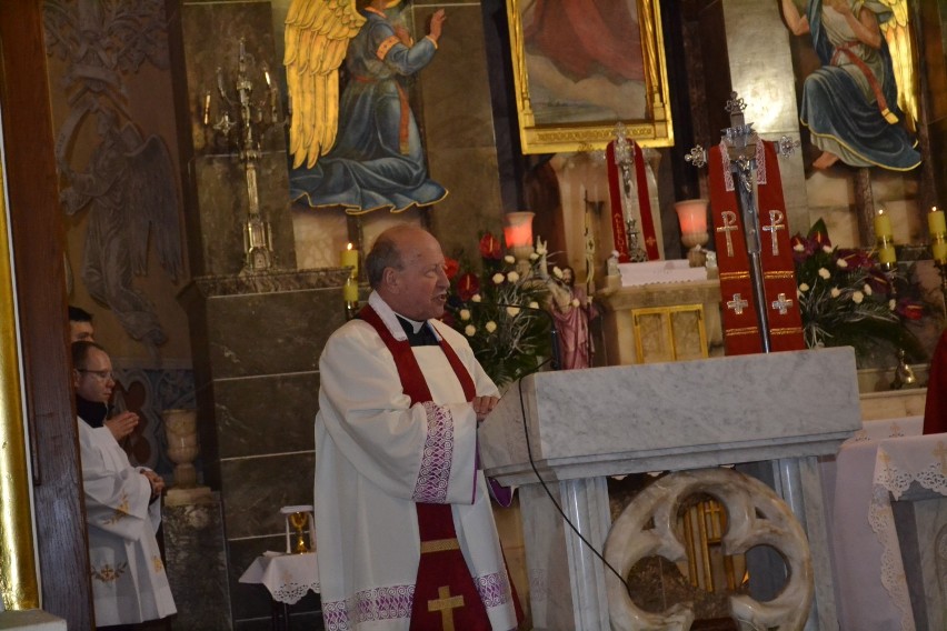 Abp Wacław Depo udzielił sakramentu bierzmowania w Myszkowie ZDJĘCIA