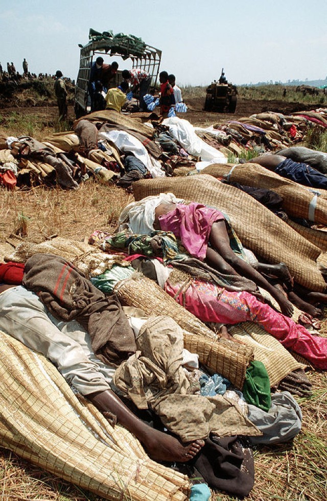 Ciała uchodźców z Rwandy
 http://commons.wikimedia.org/wiki/File:Bodies_of_Rwandan_refugees_DF-ST-02-03035.jpg