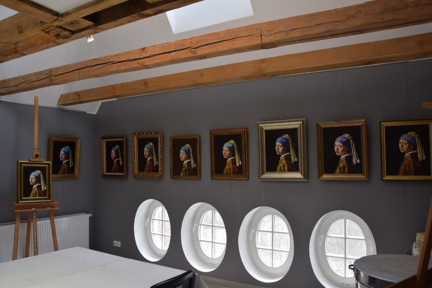Na warsztatach malarstwa w Straszynie powstały niezwykłe obrazy - Dziewczyna z perłą Vermeera |ZDJĘCIA