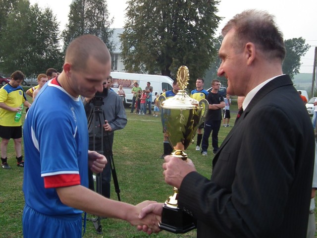 W ubiegłym sezonie 2012/ 2013 Puchar Polski na szczeblu PPN Gorlice zdobyli piłkarze GKS Glinik Gorlice. Puchar z rok wójta gminy Czesława Rakoczego Lipinki odbierał wówczas kapitan zespołu Glinika Gorlice.