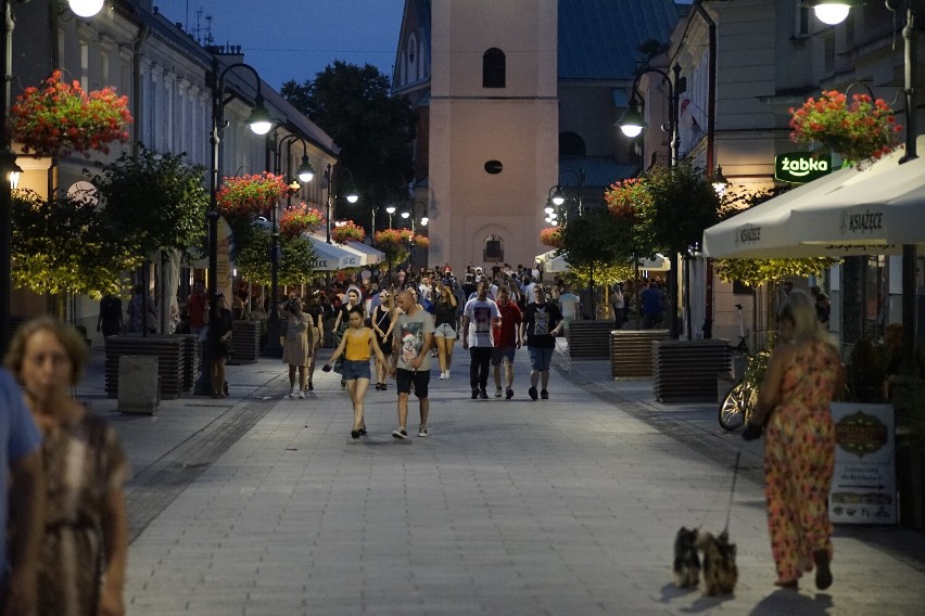 Nocne życie w Rzeszowie. Mieszkańcy korzystają z wolności! Zobacz zdjęcia z centrum miasta w sobotni wieczór