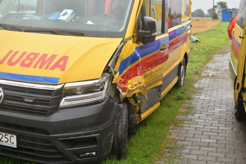Wypadek karetki pogotowia jadącej na sygnale w gminie Choceń