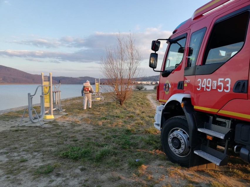 Strażacy dezynfekują miejsca publiczne w Łososinie Dolnej