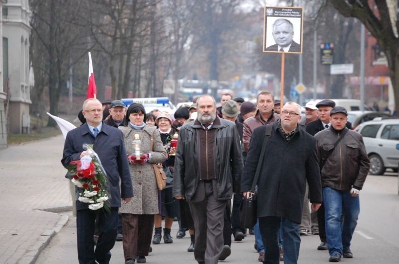 Kwidzynianie przeszli ulicami miasta w marszu pamięci ofiar katastrofy pod Smoleńskiem