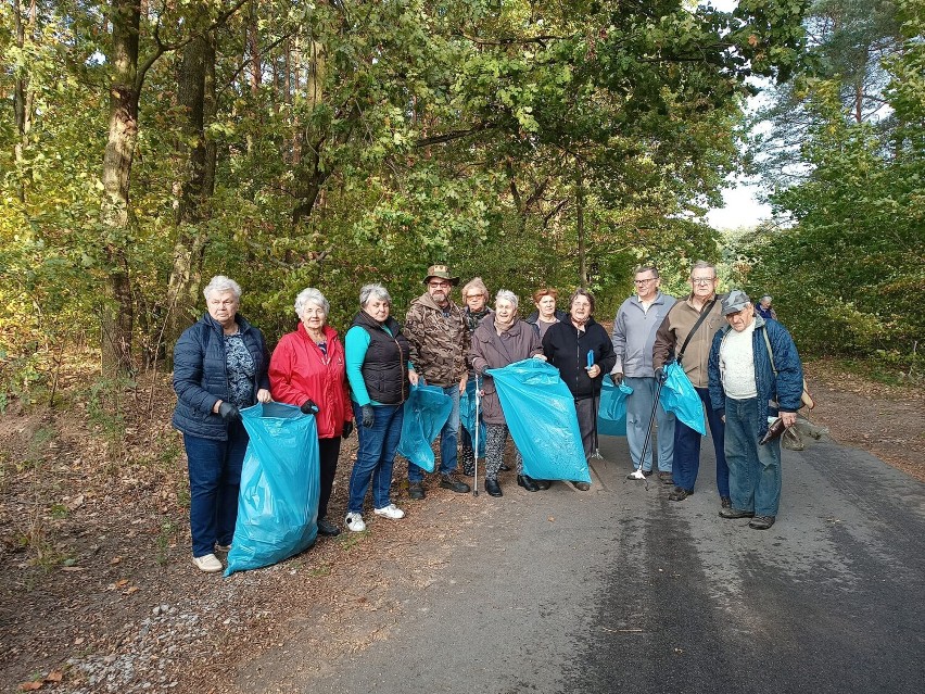 W ramach projektu "Nasza Rawka" seniorzy posprzątali lasy w swojej okolicy ZDJĘCIA