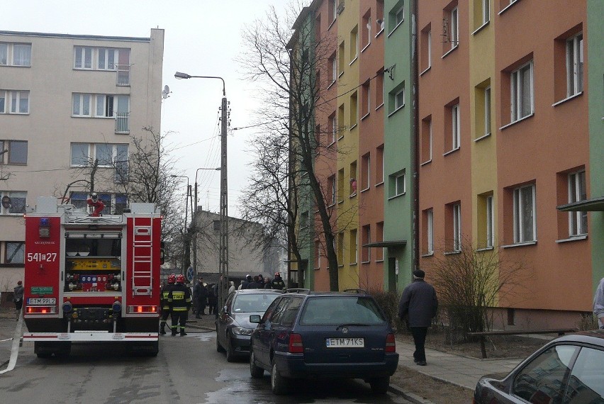 Pożar w bloku przy ul. Bohaterów Getta Warszawskiego (ZDJĘCIA)