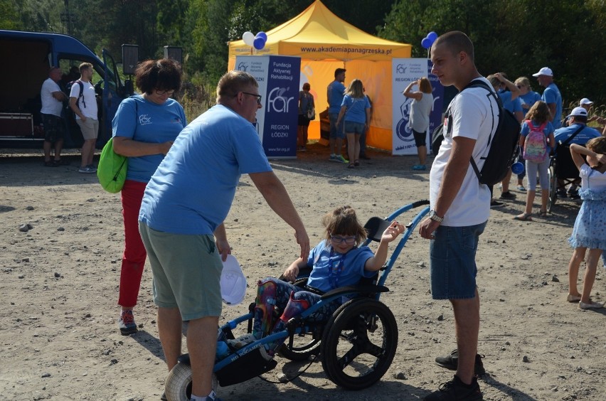 Zdobyli górę Kamieńsk po raz kolejny. Osoby niepełnosprawne wspinały się na kopalnianą górę [ZDJĘCIA]