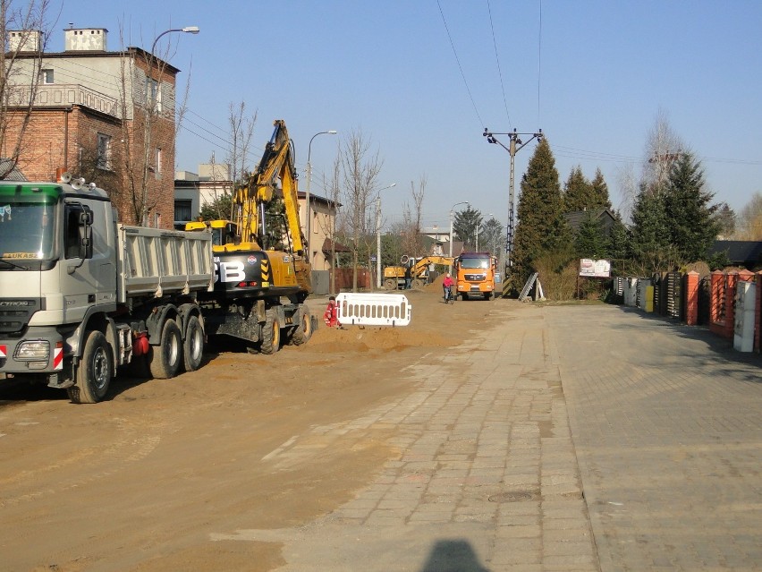 Wymiana kanalizacji w Radomiu. Rozkopana ulica Żurawia na Dzierzkowie. Zobacz zdjęcia 