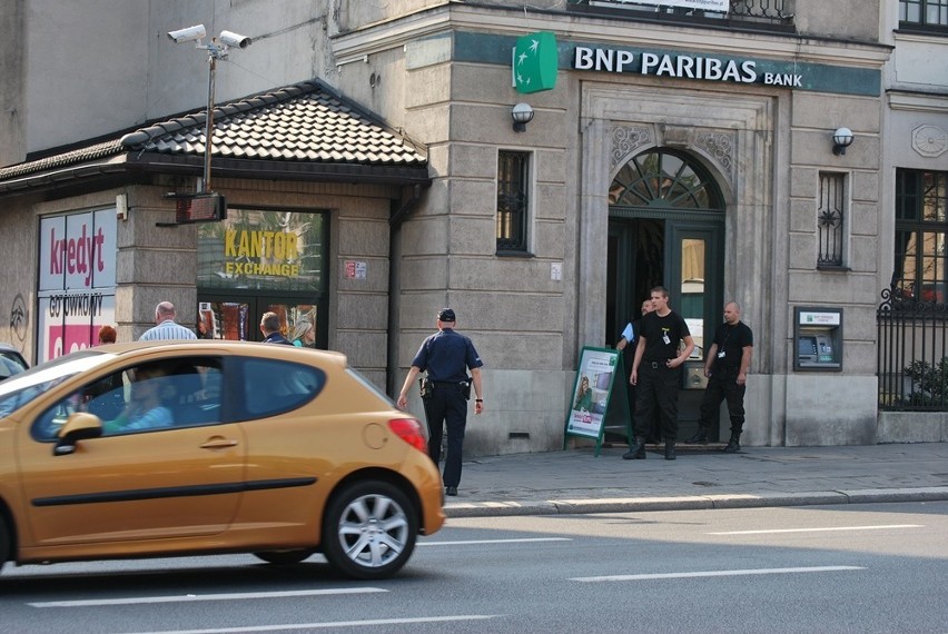 Przez półtorej godziny policja przeszukiwała teren banku w poszukiwaniu bomby