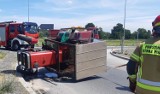 Na drodze wojewódzkiej 948 w Łękach na rondzie wywrócił się traktor rolniczy prowadzony przez mieszkańca gminy Kęty. Zdjęcia