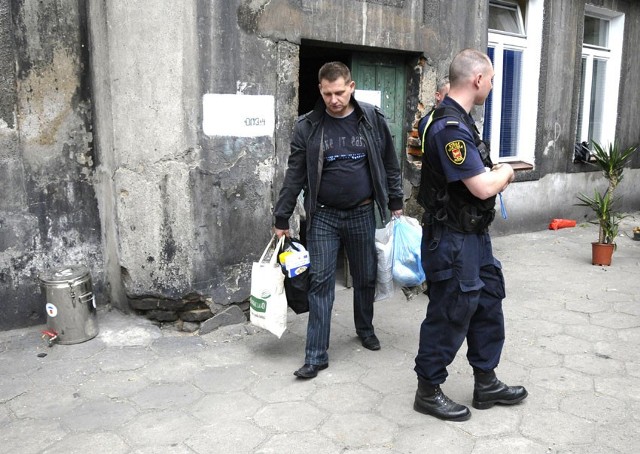 Przy ul. Zarzewskiej 7 stale jest obecny patrol straży miejskiej.