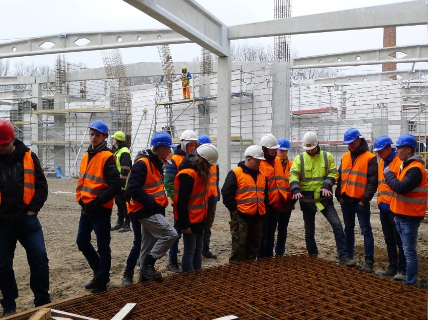 Uczniowie techniku budowlanego przy ZSP nr 8 wizytowali budowę Galerii Tomaszów