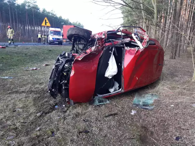 Nad ranem 25 lutego doszło do groźnie wyglądającego wypadku na drodze krajowej nr 32, na wysokości Wężysk.