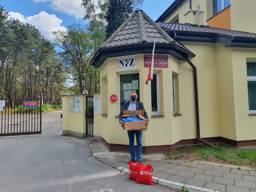 Kolejne środki ochrony osobistej trafiły do szpitala w...