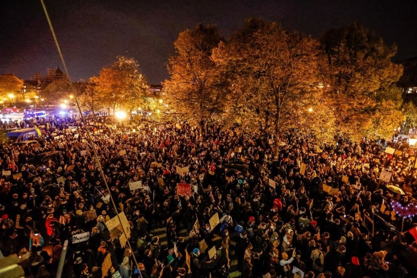 Protest kobiet w Gdańsku 27.01.2021 roku. Tłumy przed biurem PiS. Uzasadnienie wyroku TK w sprawie aborcji zostało w środę opublikowane