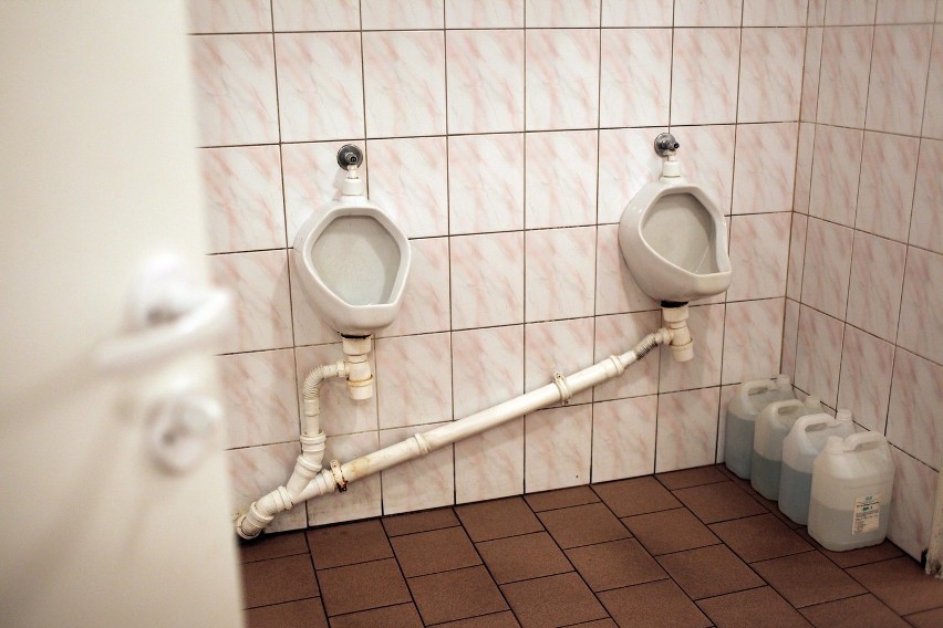 Toaleta na dworcu w Krakowie jest spłukiwana ręcznie