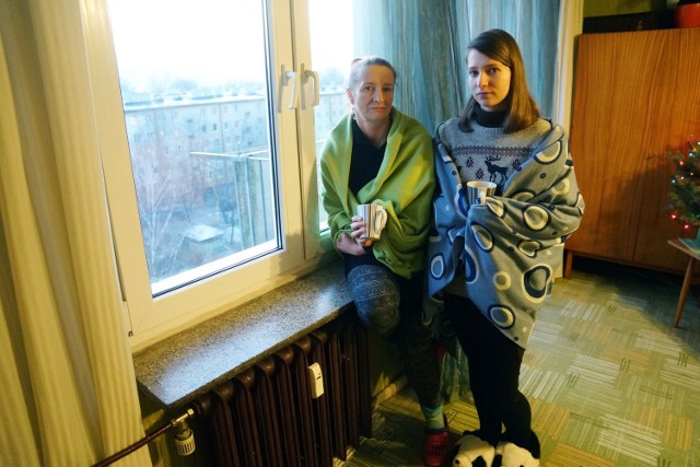 Małgorzata i Magdalena Sulejewskie. W "walce" z zimnem postawiły na ciepły koc i gorącą herbatę