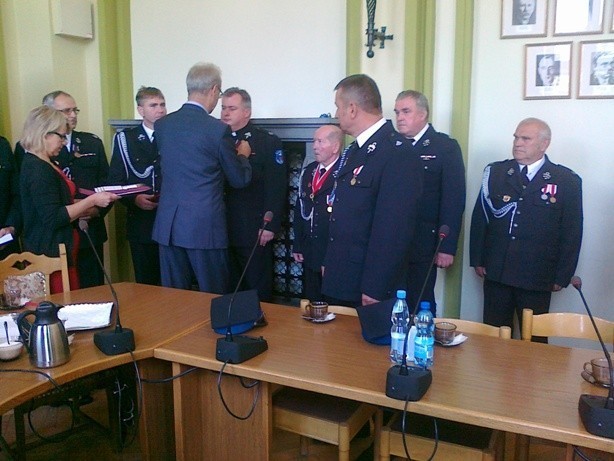 Ks. Dariusz Juszczak z Nowego Dworu Gd. i Józef Zgliniecki z OSP Jantar zostali odznaczeni medalami za zasługi dla pożarnictwa