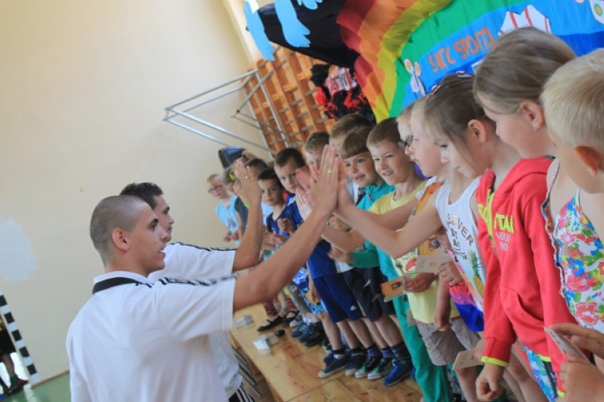 Piłkarze Drutex-Bytovii odwiedzili uczniów Szkoły Podstawowej w Gostkowie [ZDJĘCIA] 