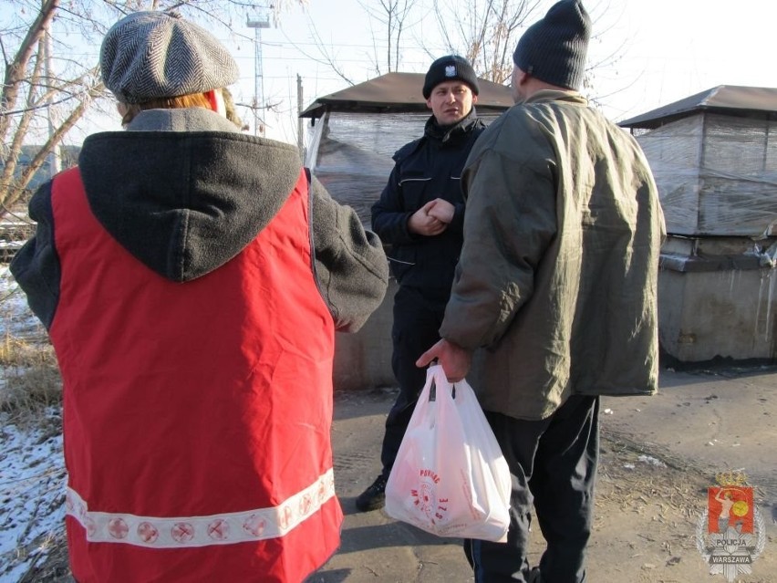 Policjanci wspólnie z Polskim Czerwonym Krzyżem pomagają bezdomnym (ZDJĘCIA)
