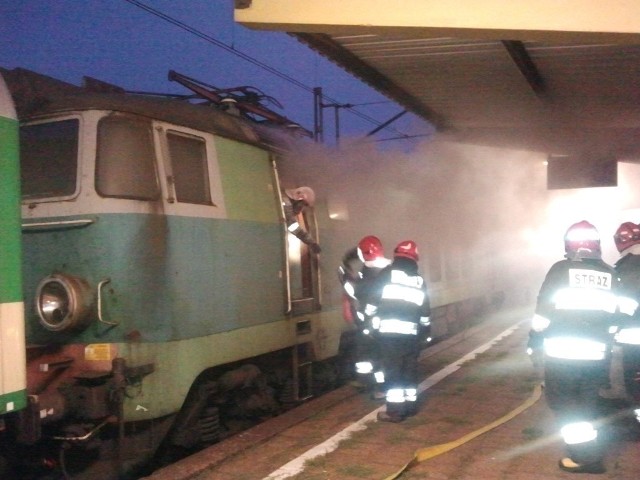 Strażacy gaszą lokomotywę na dworcu w Będzinie