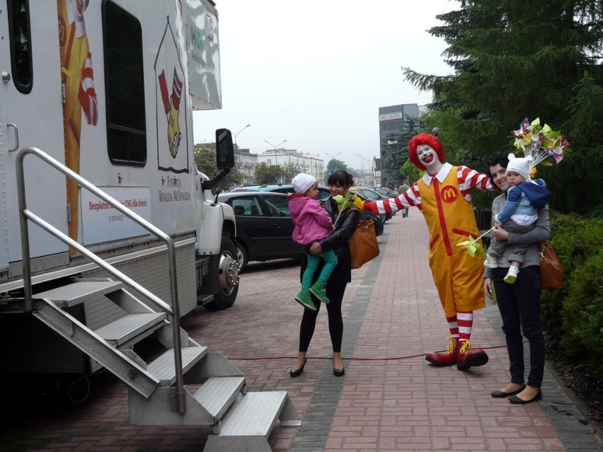 Badania USG z Fundacją Ronalda McDonalda trwają w ambulansie przed UM