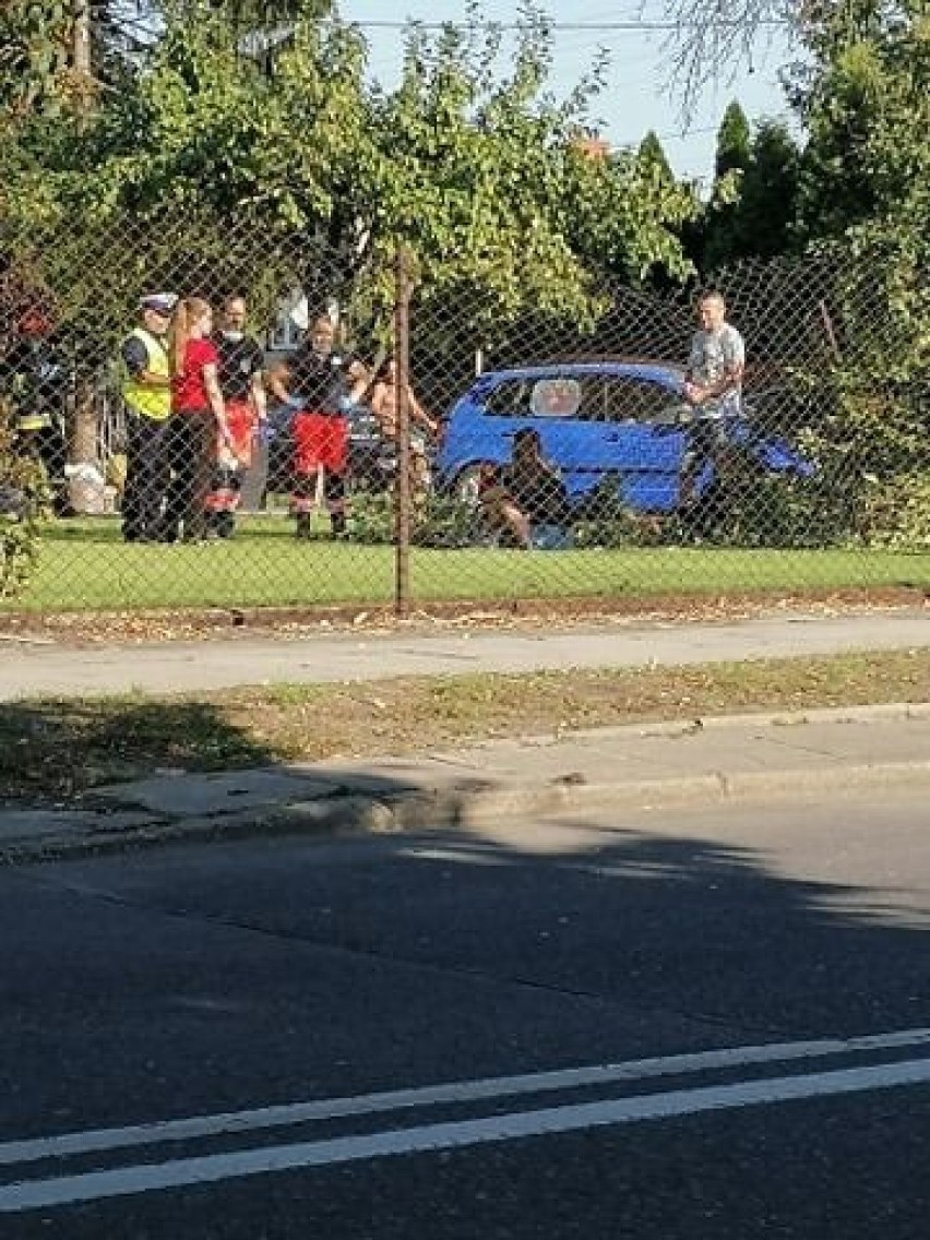 Wypadek na skrzyżowaniu Głównej i Łąkowej w Zduńskiej Woli. Auta wjechały w dom