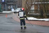Strażacy z Lęborka sprzątali plamę oleju. Zobacz zdjęcia i video