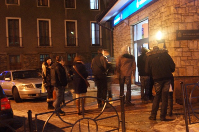 Kolejka przed jednym z bankomatów w Zakopanem