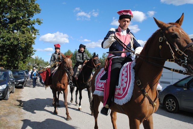 We wrześniu 1794 roku powstańcy pod wodzą gen. Dąbrowskiego stoczyli z wojskami  pruskimi zwycięską bitwę w Łabiszynie. Potem - przez m.in. Zielonkę - powstańcy ruszyli do Bydgoszczy... W rocznicę tych wydarzeń w minioną sobotę po raz piąty 40 rekonstruktorów z Gdańska, Grudziądza, Kościerzyny, Poznania, Warszawy uczestniczyło w uroczystościach rocznicowych m.in. w  Zielonce.

Zobacz koniecznie: Uważaj! Skuteczna egzekucja komornicza może pozostawić cię z niczym


