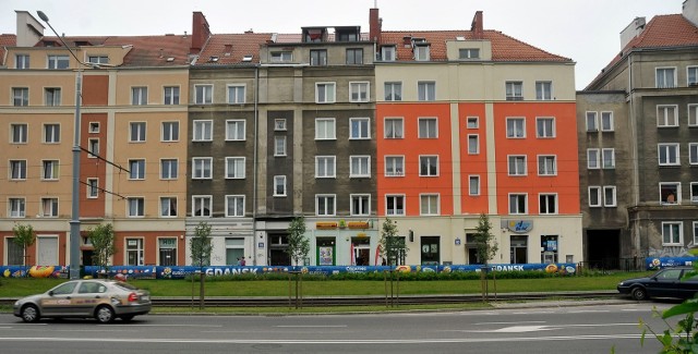 -&nbsp;Odkąd wzięliśmy sprawy w swoje ręce, jest gigantyczna poprawa. Udało się nam  rozpętać publiczną dyskusję nie tylko na temat remontowanych elewacji, które przybierają wszystkie kolory tęczy, ale również jakości przestrzeni publicznej w ogóle - chwali efekty Jędrzej Włodarczyk z Rady Osiedla Siedlce. Namacalne efekty  ostatnio przeprowadzonych remontów widać na odnowionych budynkach nie tylko w ciągu ul. Kartuskiej, ale również  ul. Paska, Wesołej, Sowińskiego i Jasnej.
-&nbsp;Te budynki  mają umiarkowane kolory, zachowane detale, lepiej wpisują się teraz w otoczenie i wyczerpują zasady założone przez Referat Estetyzacji i Radę Osiedla na początku naszego projektu. To pokazuje, że nauka w postaci warsztatów, szkoleń, mediacji i spokojnego uświadamiania  mieszkańców w temacie estetyki miejskiej nie poszła w las i może przynosić dobre rezultaty - wskazuje  Jędrzej Włodarczyk. - Można więc zaryzykować twierdzenie, że nasza akcja, niestety, z kilkoma małymi wyjątkami, okazała się sukcesem.