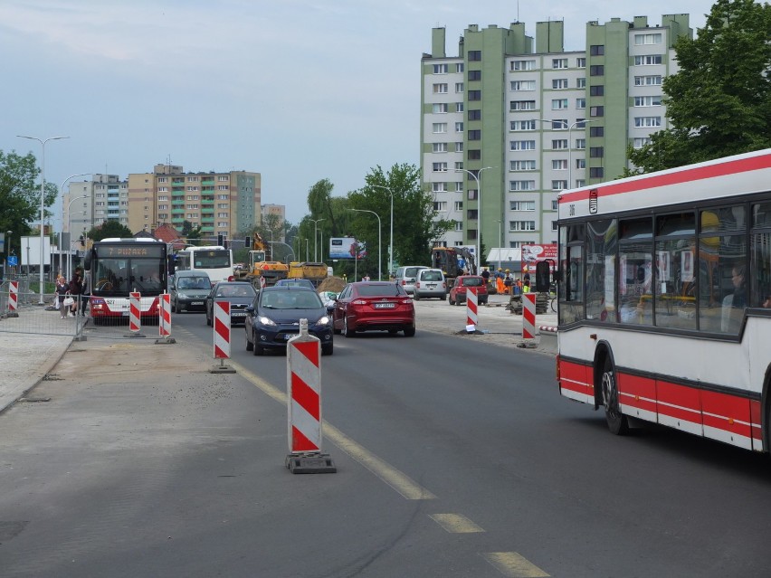 Przebudowa ulicy Niemodlińskiej wciąż trwa. Firma Skanska...