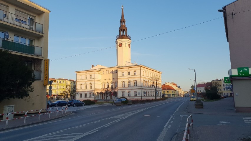 Koronawirus w Strzelcach Opolskich - miasto w czasach epidemii. Puste ulice, zamknięty park i zagrodzone place zabaw