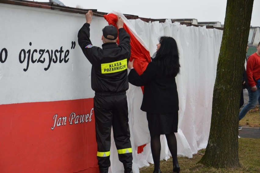 Odsłonili papieski mural w ZSP 3 i zagrali w piłkę nożną