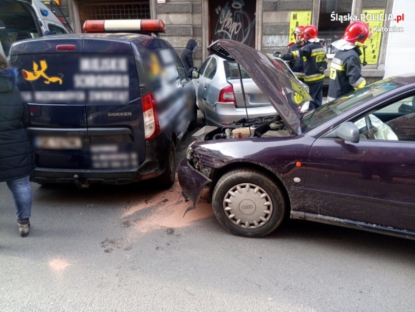 Policja odtworzyła scenariusz „rajdu” pijanego kierowcy na ul Słowackiego. Mężczyzna zniszczył osiem aut w centrum Katowic