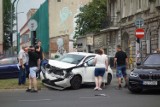 Wypadek na Struga. Kierowca wjechał na skrzyżowanie na czerwonym świetle [ZDJĘCIA]