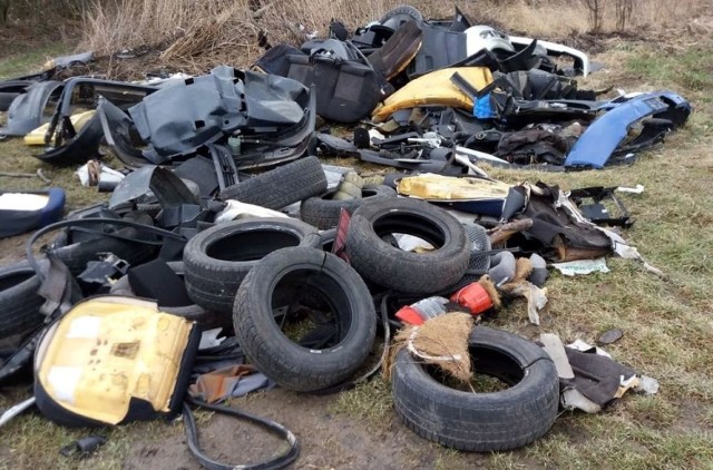 W trakcie przeszukania sterty odpadów, policjanci z Prudnika natrafili na rzeczy, które pozwoliły zidentyfikować ich właściciela.