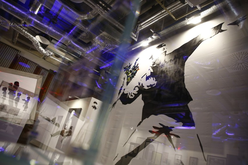 Banksy w Warszawie. Wystawa podbija serca nie tylko mieszkańców stolicy.  "Stworzyłem coś wyjątkowego dla Warszawy"