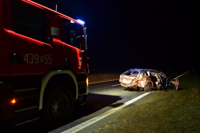 Powiat gostyński. Dwa wypadki drogowe w jednym czasie. Służby ratunkowe miały pełne ręce roboty [ZDJĘCIA]