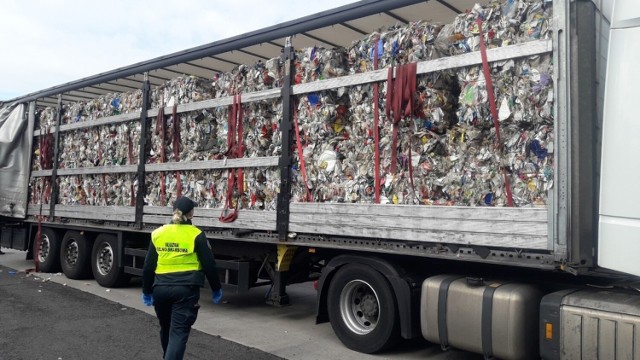 Nielegalne odpady miały trafić do Polski. Przechwycili je lubuscy celnicy.