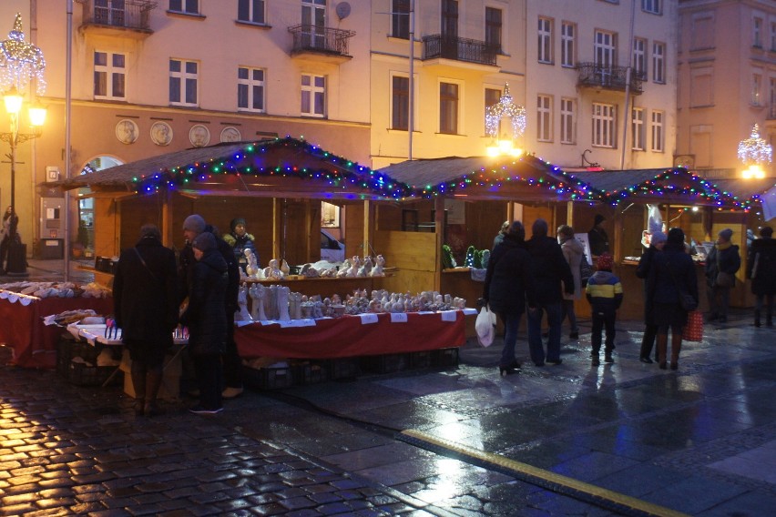 Jarmark bożonarodzeniowy w Kaliszu i mikołajki na rynku