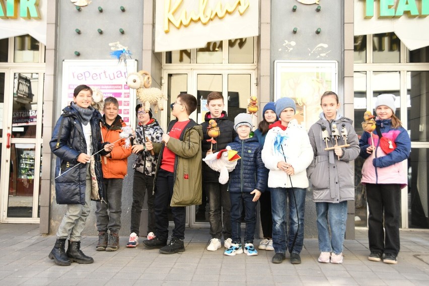 Barwny korowód na ulicach Kielc. Załoga Teatru "Kubuś" odwiedziła plac budowy nowego gmachu. Z dziećmi i pisankami. Zobaczcie zdjęcia